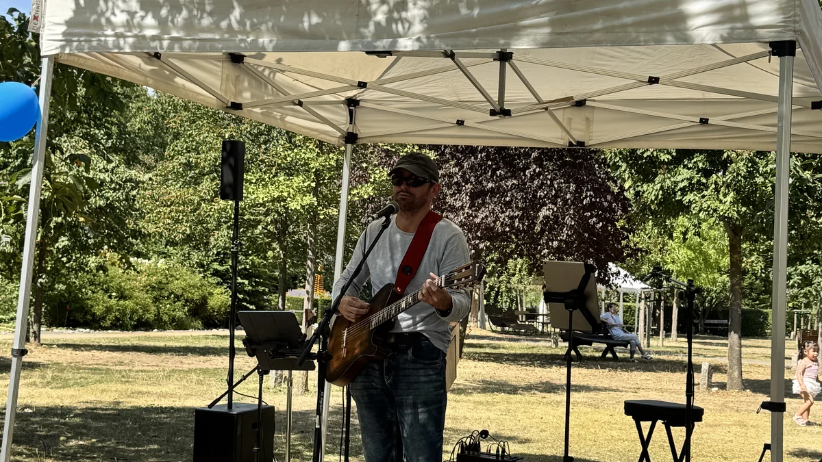 Interkulturelles Sommerfest : kleine Bühne mit Musik
