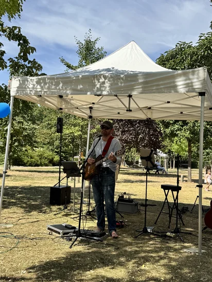 Interkulturelles Sommerfest : kleine Bühne mit Musik